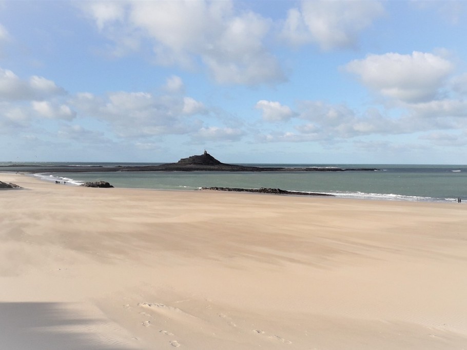 Plage des Hôpitaux et îlot st Michel à Erquy