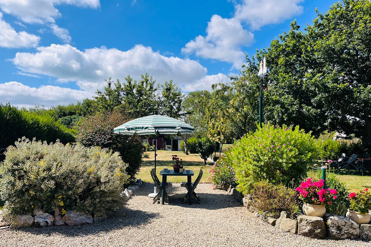 Jardin avec mobilier de jardin au sud