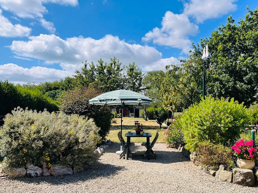 Jardin avec mobilier de jardin au sud
