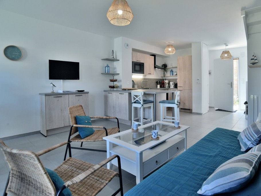 Pièce de vie lumineuse au RDC, avec en enfilade : Entrée, cuisine, coin salon et coin séjour. Accès au jardin par la baie vitrée.