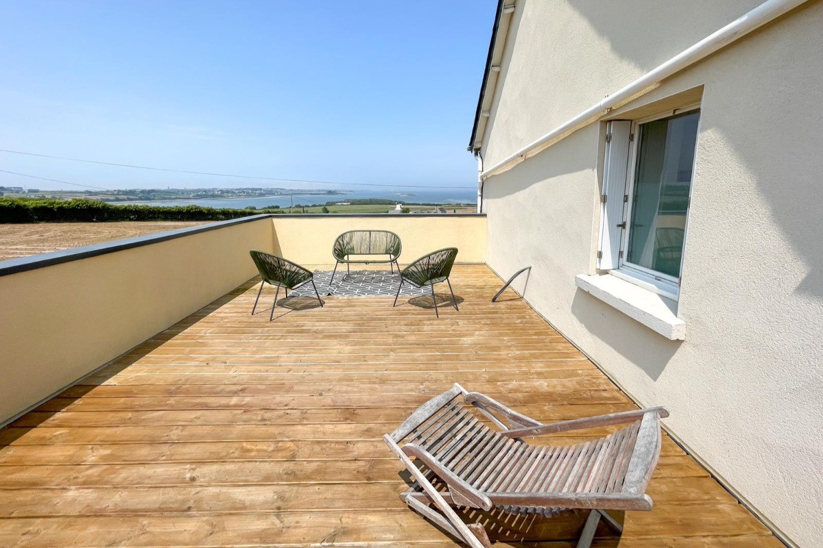 Grand balcon-terrasse à l'étage avec vue mer