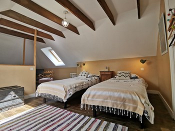 Floor 2: Tristan bedroom with 2 single beds (90cm)