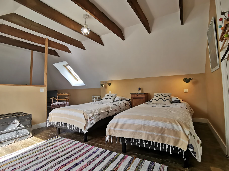 Floor 2: Tristan bedroom with 2 single beds (90cm)