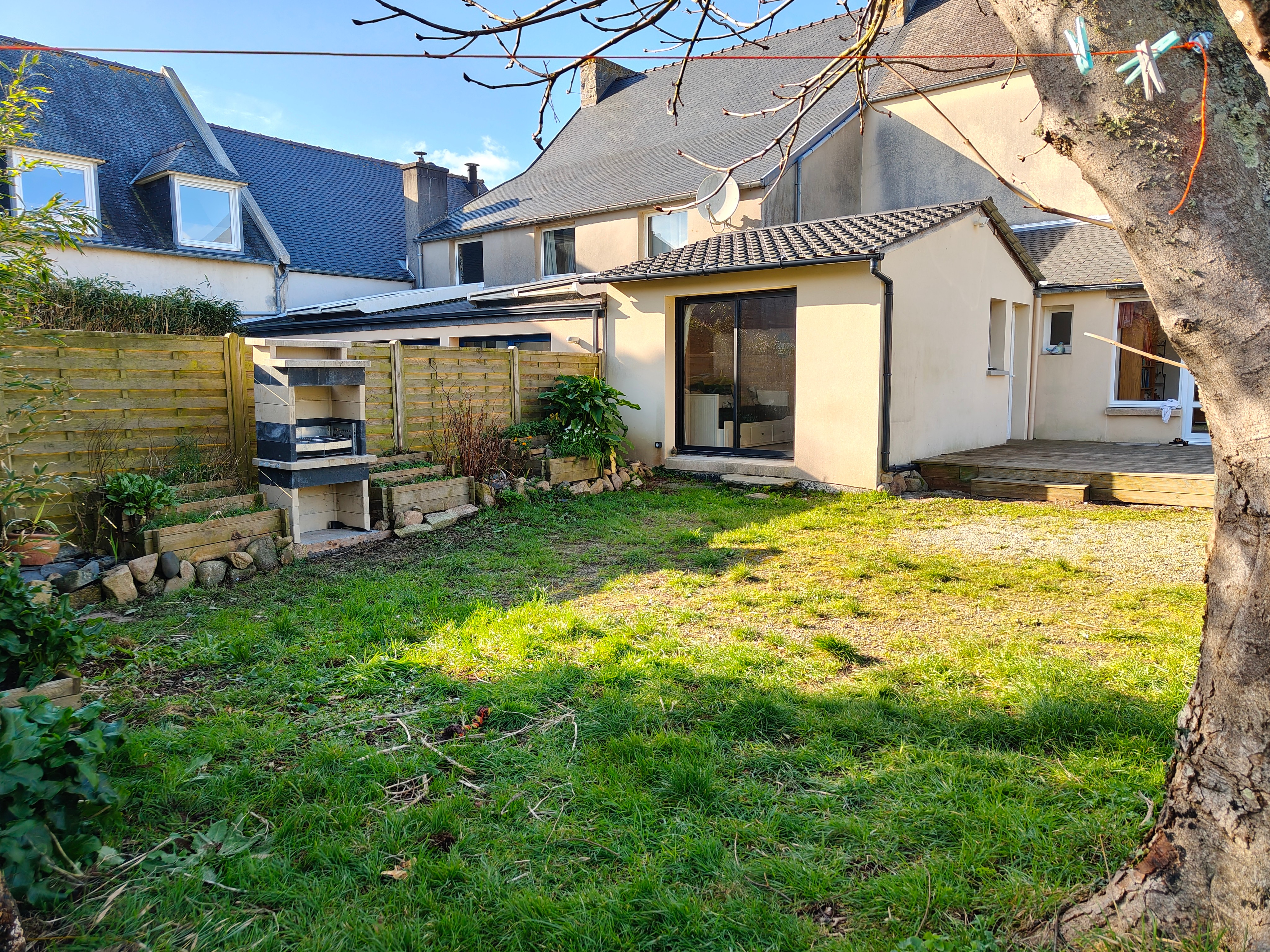 Enclosed grounds with barbecue and parking for several cars