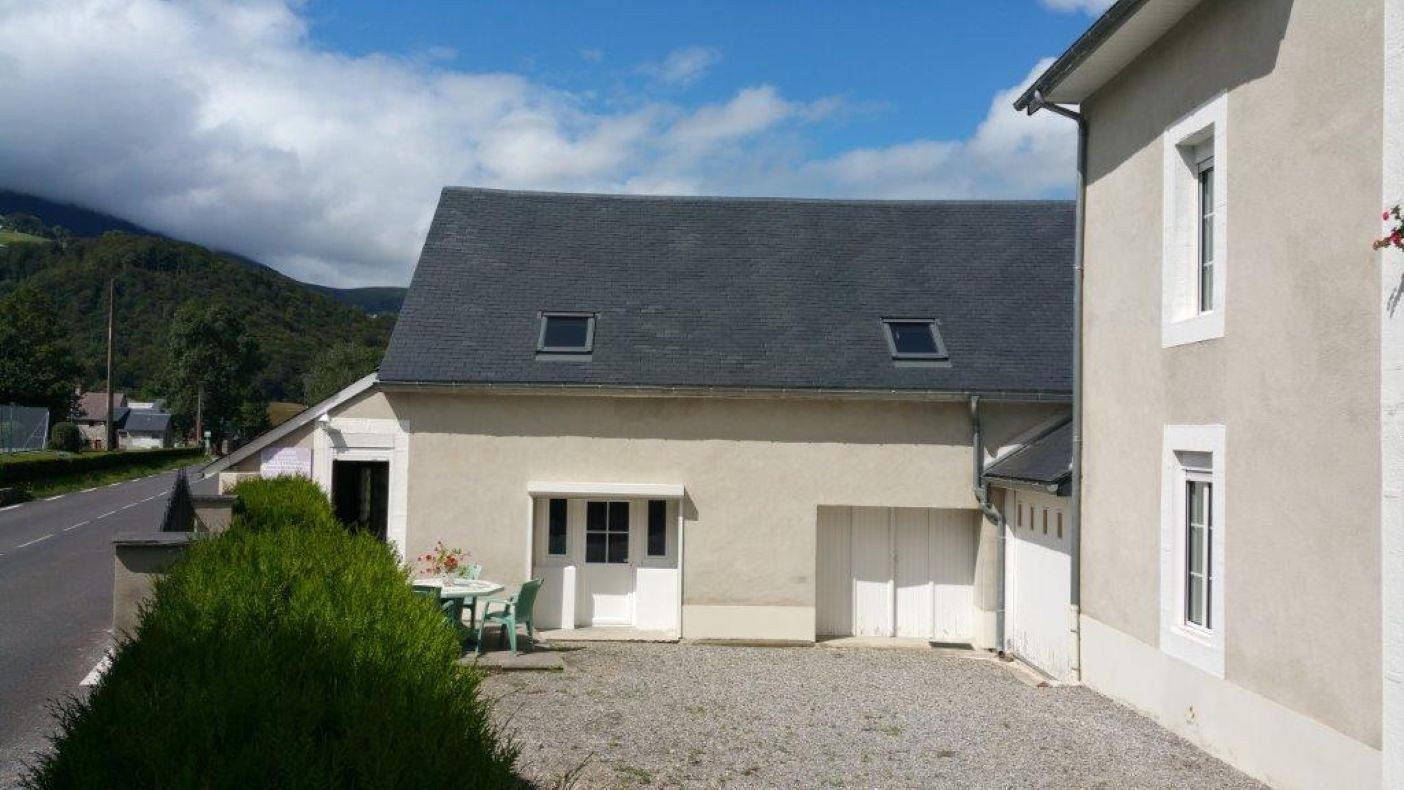 Fully fenced courtyard and terrace