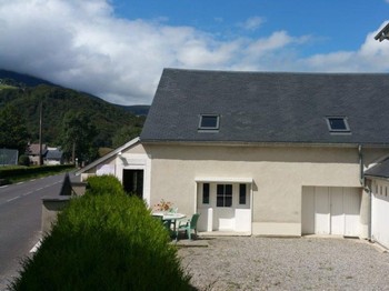 Fully fenced courtyard and terrace