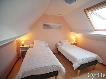 First floor: bedroom with 2 single beds (90cm)