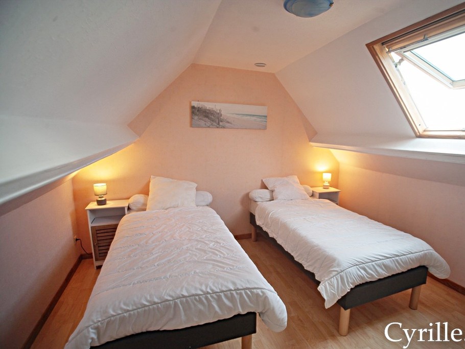 First floor: bedroom with 2 single beds (90cm)