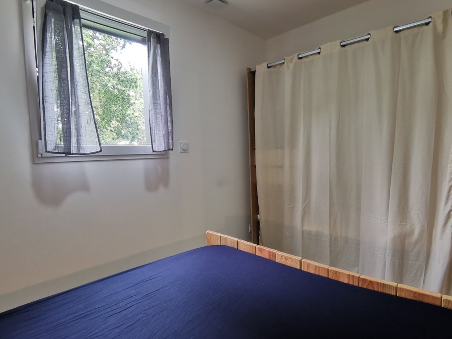 Chambre 1 avec un meuble étagères et penderie