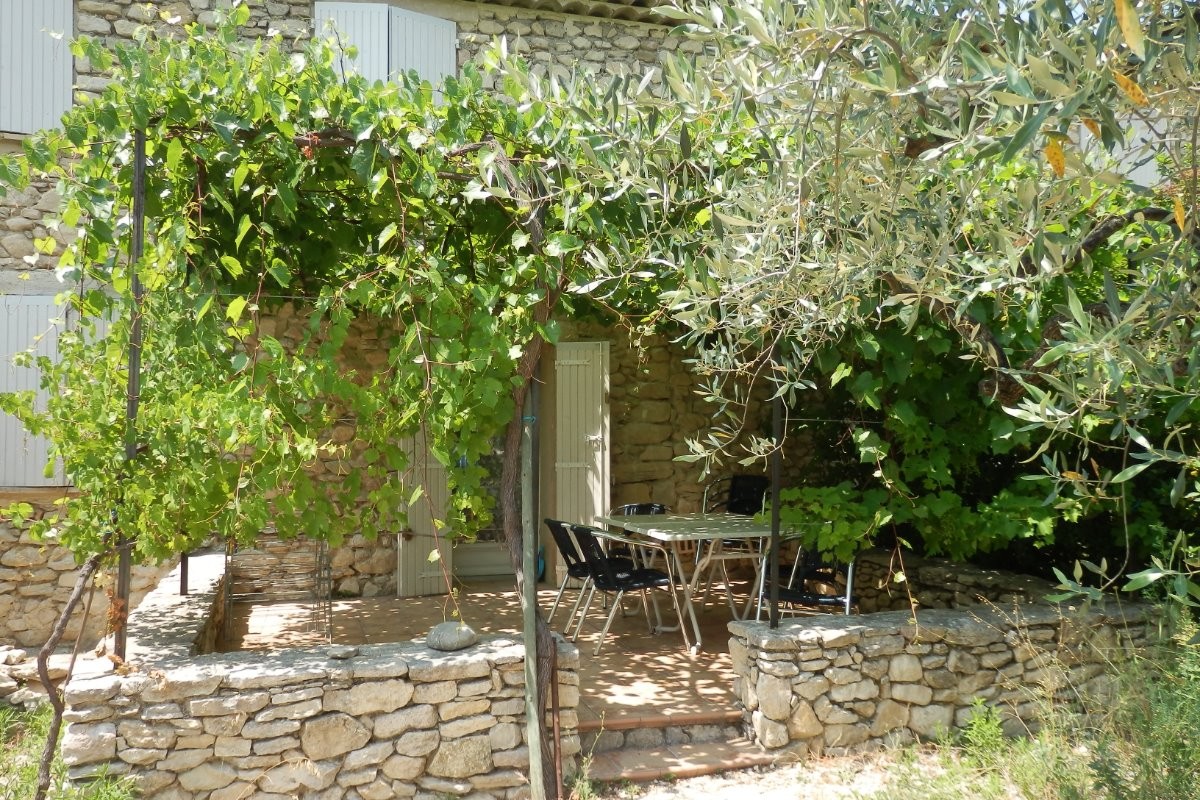 Domaine du Chêne Vert - Gîte La Bergerie - Terrasse ombragée par treille de vignes
