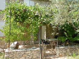 Domaine du Chêne Vert - Gîte La Bergerie - Terrasse ombragée par treille de vignes