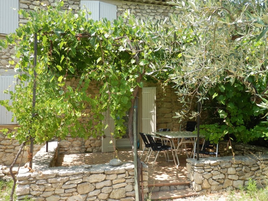 Domaine du Chêne Vert - Gîte La Bergerie - Terrasse ombragée par treille de vignes