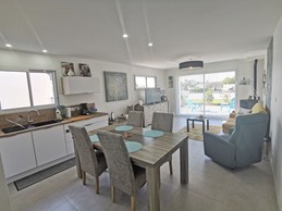 pièce de vie lumineuse et spacieuse donnant sur terrasse