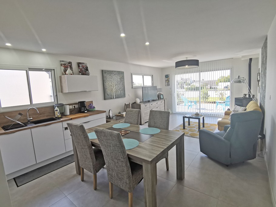 pièce de vie lumineuse et spacieuse donnant sur terrasse