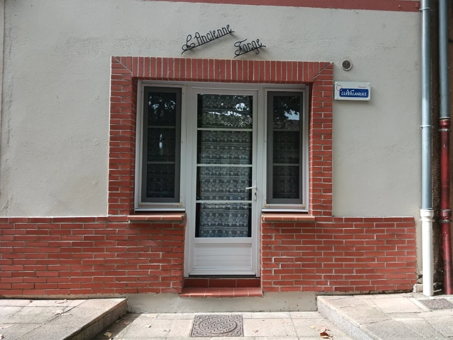 Entrée du côté de la place