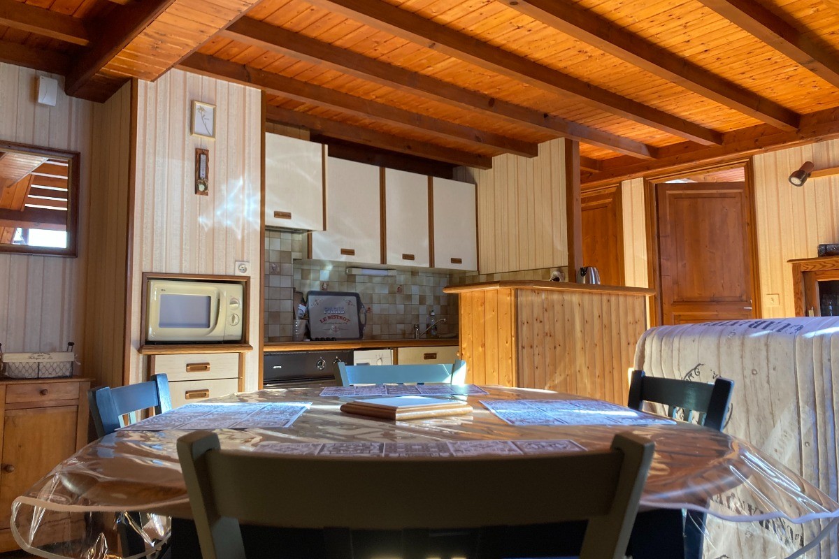 Cuisine ouverte sur le séjour. Bien équipée vous y serez comme chez vous.