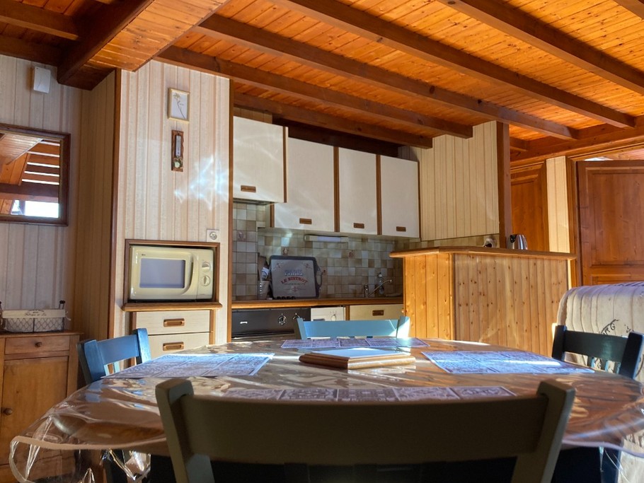 Cuisine ouverte sur le séjour. Bien équipée vous y serez comme chez vous.