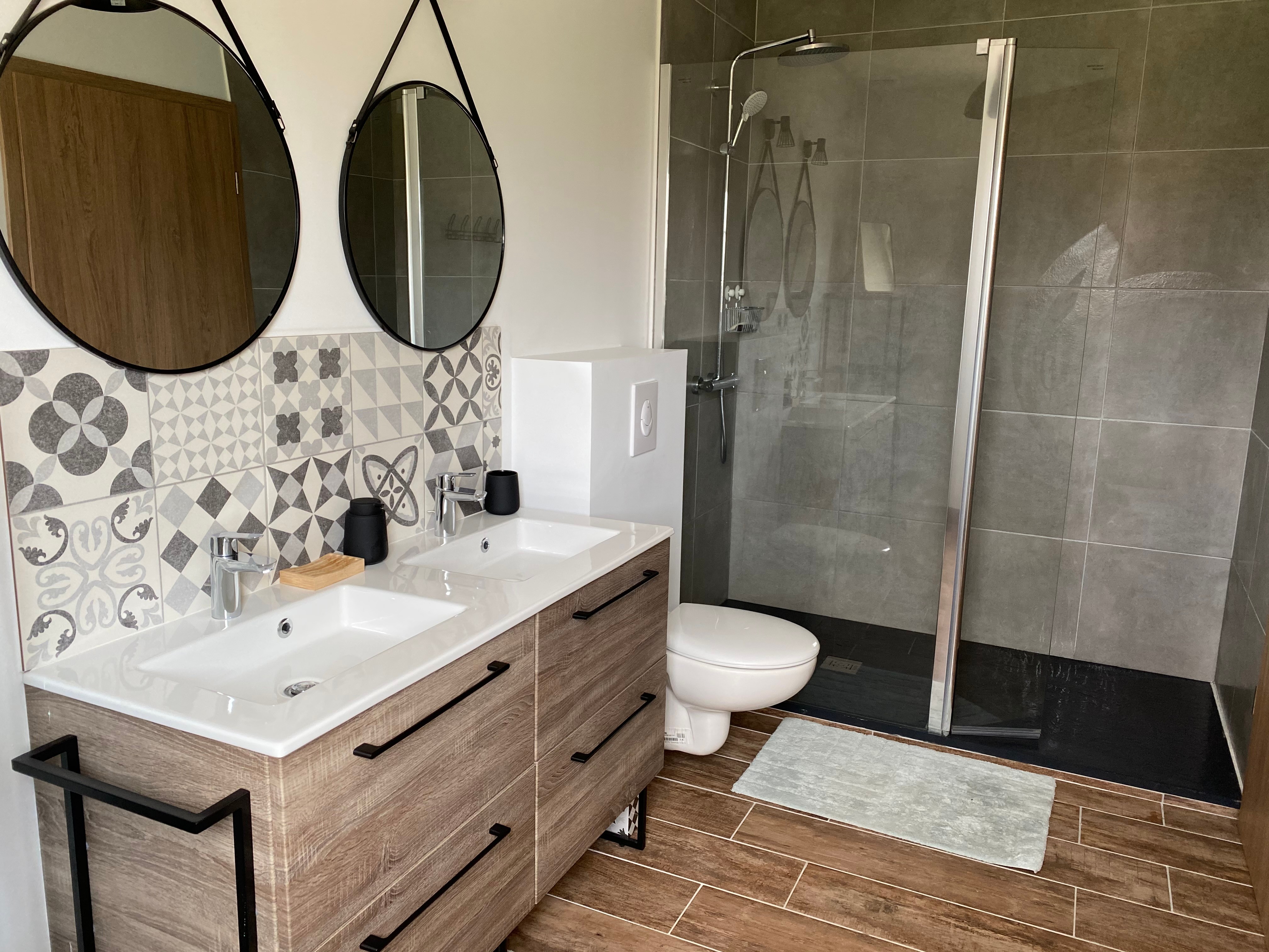 Salle d'eau attenante à la chalbre du RDC