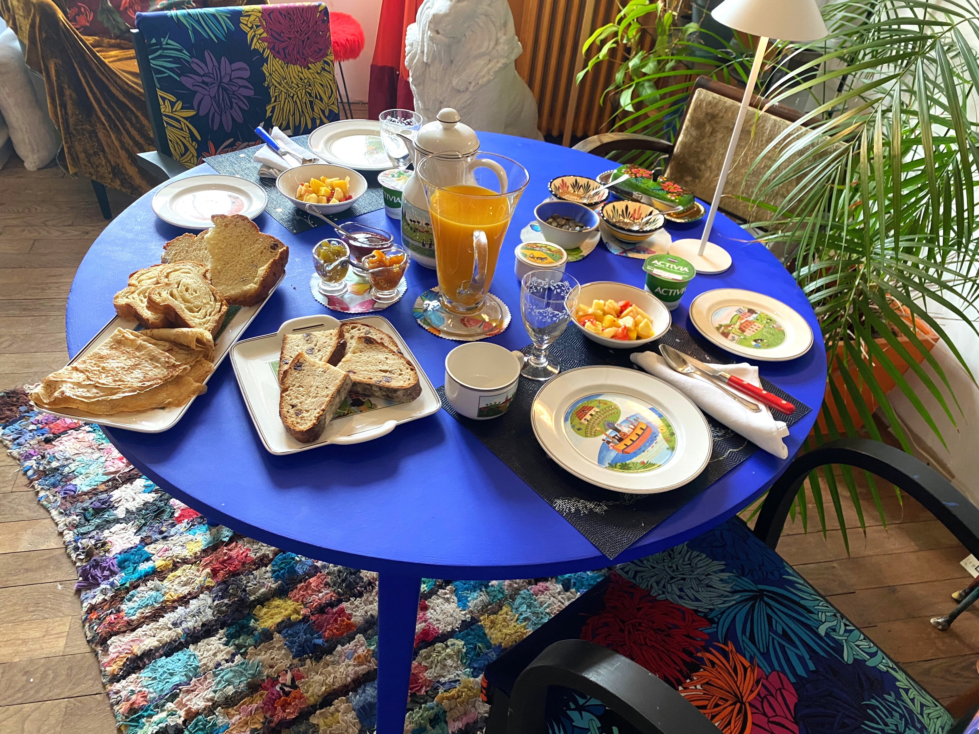 Petit-déjeuner servi dans le séjour