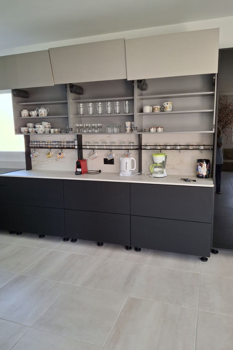 Placards ouverts de la cuisine CUJI