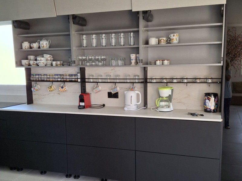 Placards ouverts de la cuisine CUJI