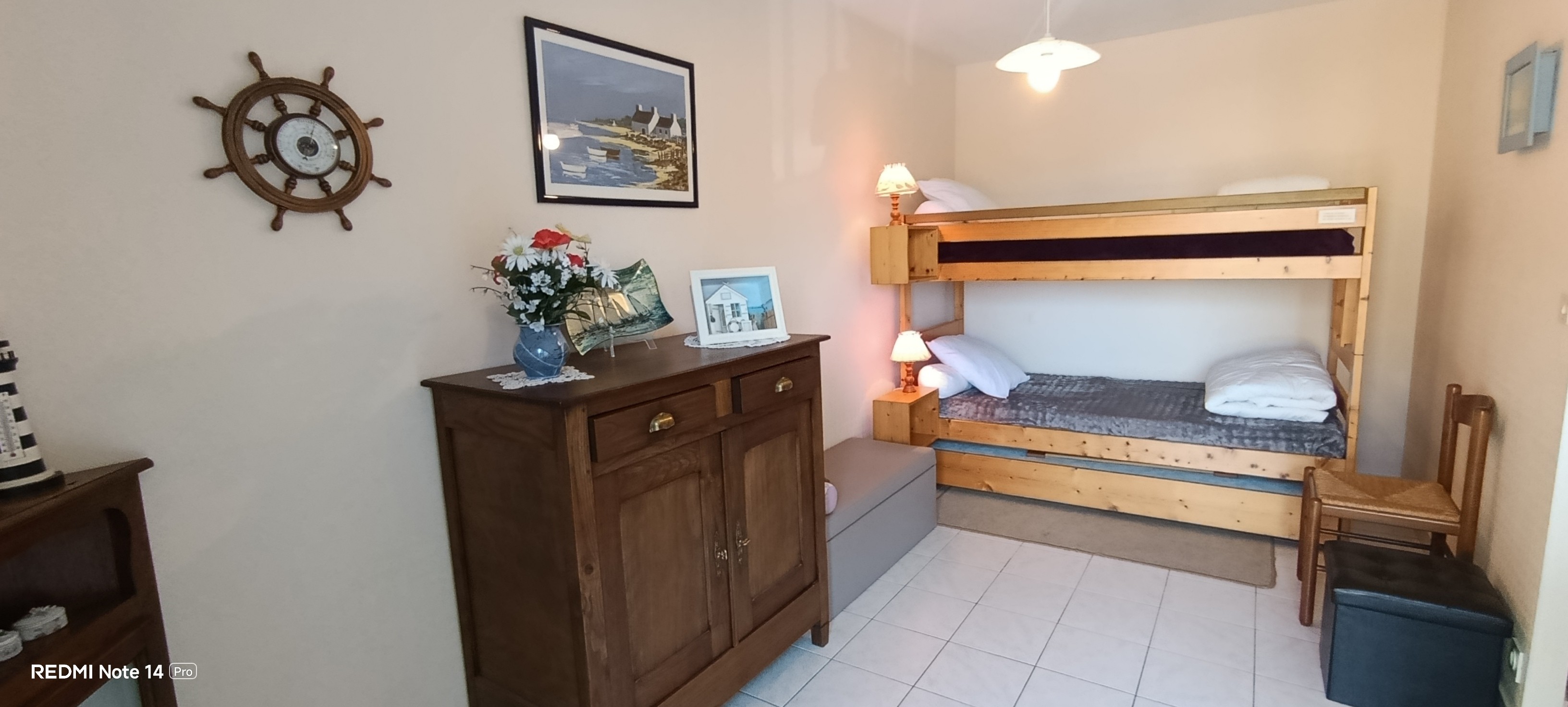 2 bunk beds (90 x 190 cm) in the living area, separated by a half-partition.