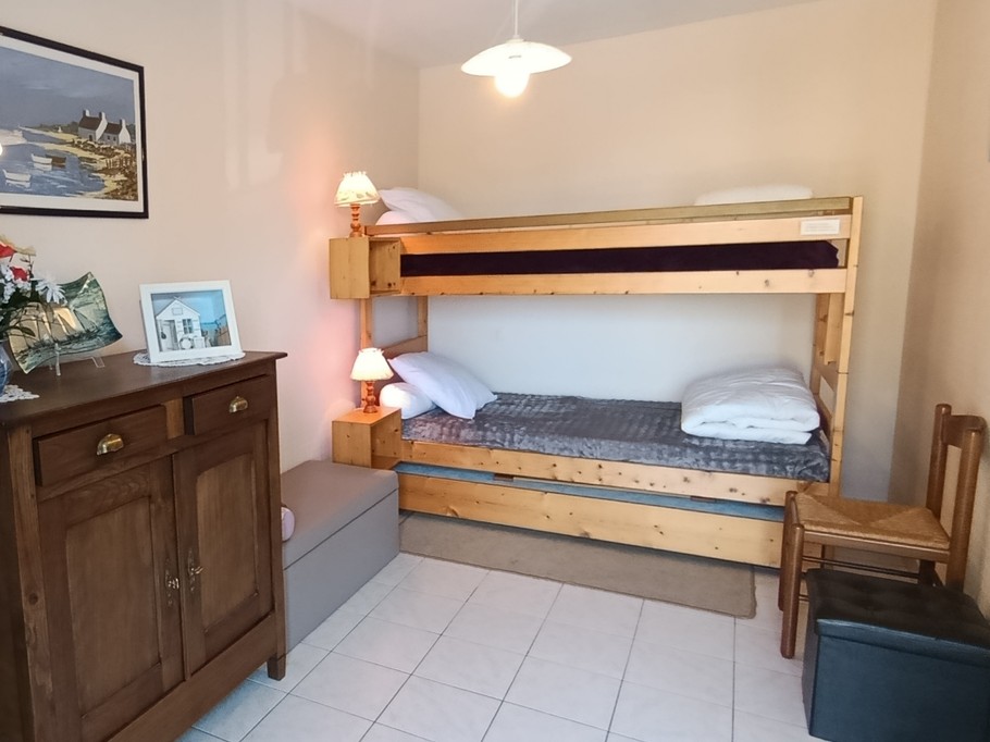 2 bunk beds (90 x 190 cm) in the living area, separated by a half-partition.