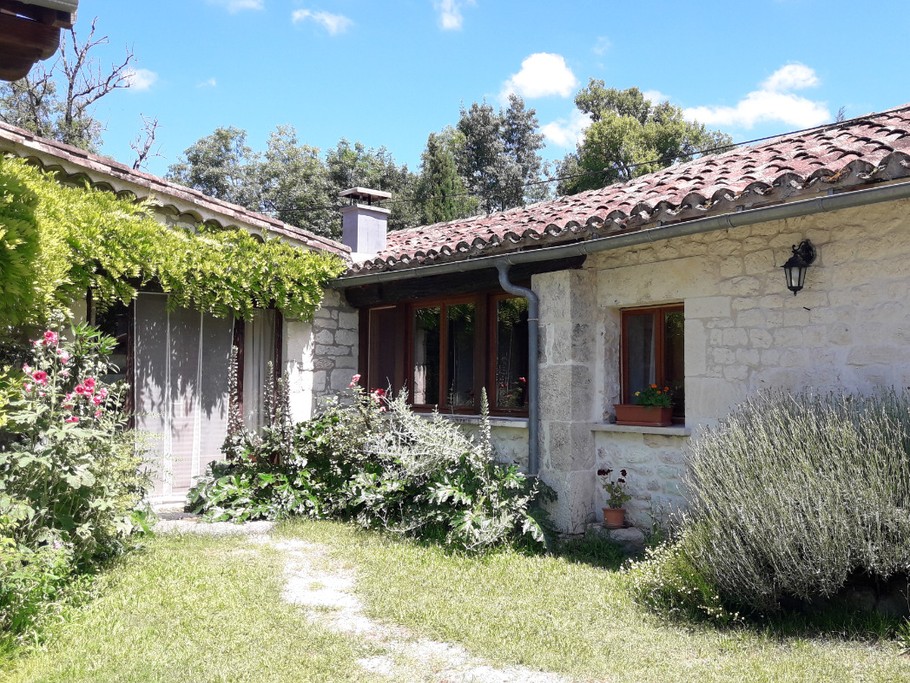 Vue sur cuisine et salon