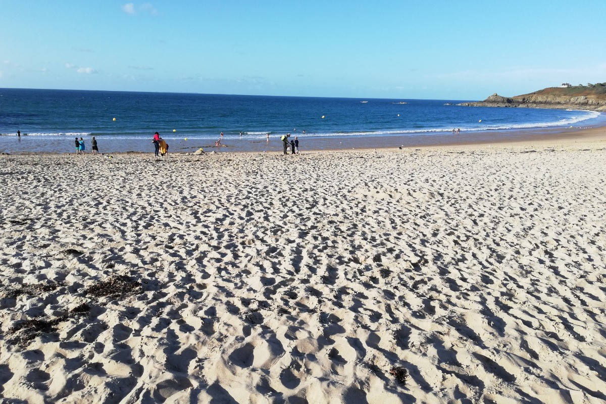 Superbes plages de sable fin entre Cancale et Saint-Malo, via chemin de ronde pour les randonneurs, à vélo (location), bus à 20m de l'appartement ou voitures.