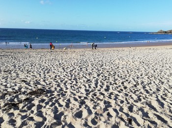 Superbes plages de sable fin entre Cancale et Saint-Malo, via chemin de ronde pour les randonneurs, à vélo (location), bus à 20m de l'appartement ou voitures.