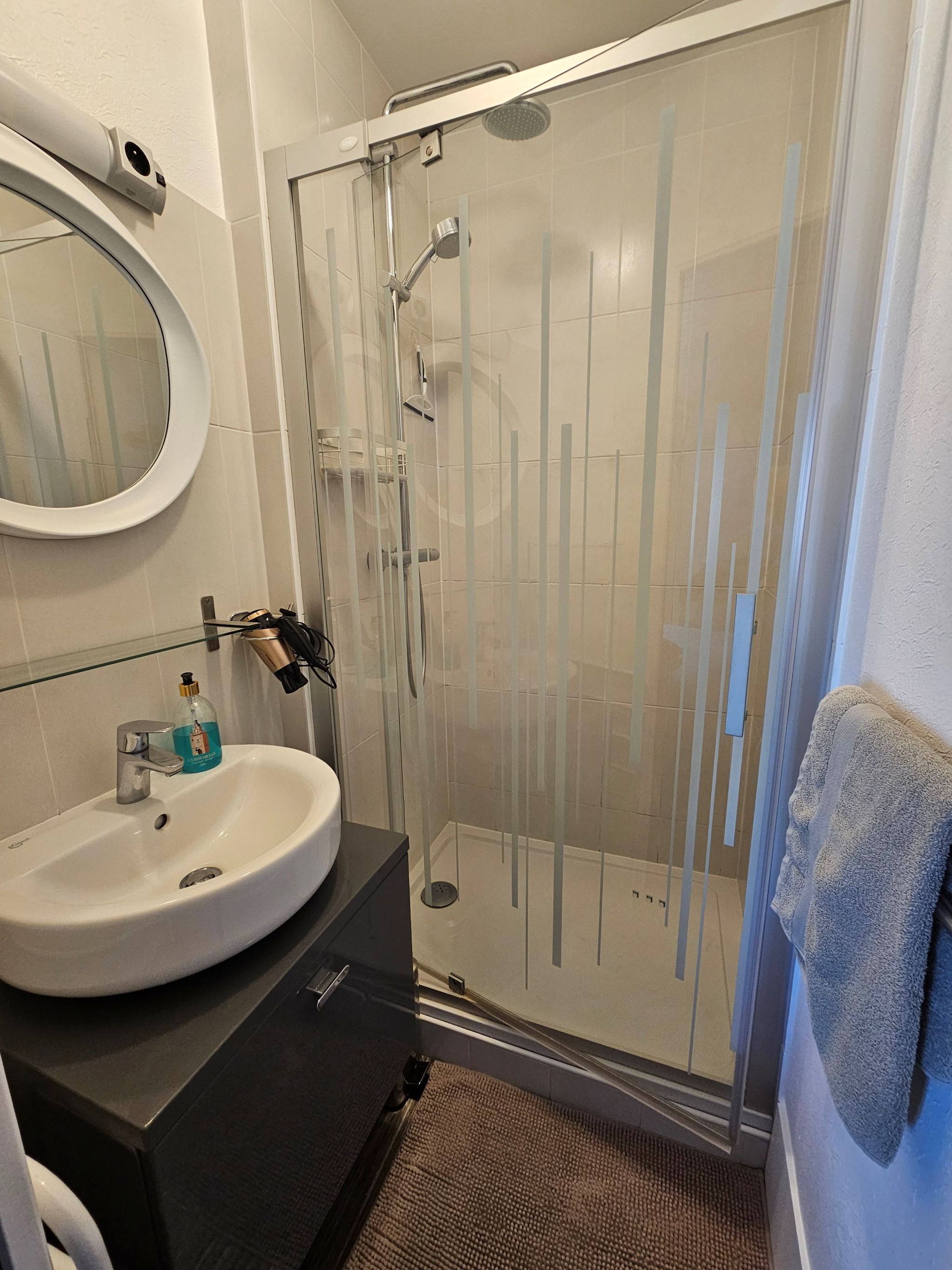 Salle d'eau avec toilettes indépendant dans la chambre CHASSIRON