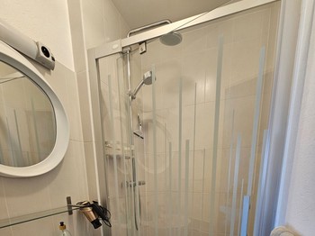 Salle d'eau avec toilettes indépendant dans la chambre CHASSIRON