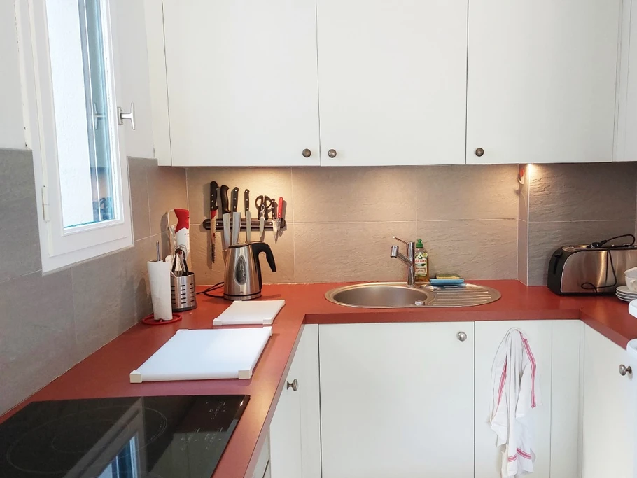 Cuisine parfaitement équipée (couteaux, lave-vaisselle, four, Thermomix et autres appareils), ouverte sur la pièce de vie.
Crédits photo : Yannick Goulvestre