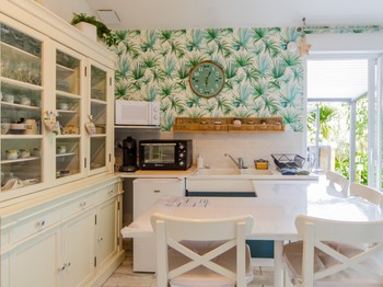 Tout pour réchauffer: micro-ondes, four + frigo, senseo, bouilloire, vaisselle