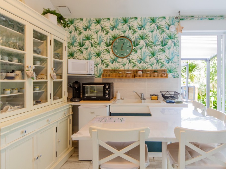 Tout pour réchauffer: micro-ondes, four + frigo, senseo, bouilloire, vaisselle