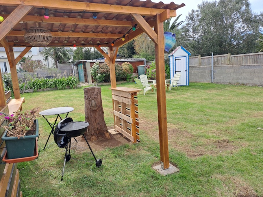 Abri BBQ au cas, très improbable, où il pleuvrait. 400 m2 de terrain clos. Voisins très sympas.