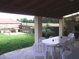 Terrasse couverte avec barbecue