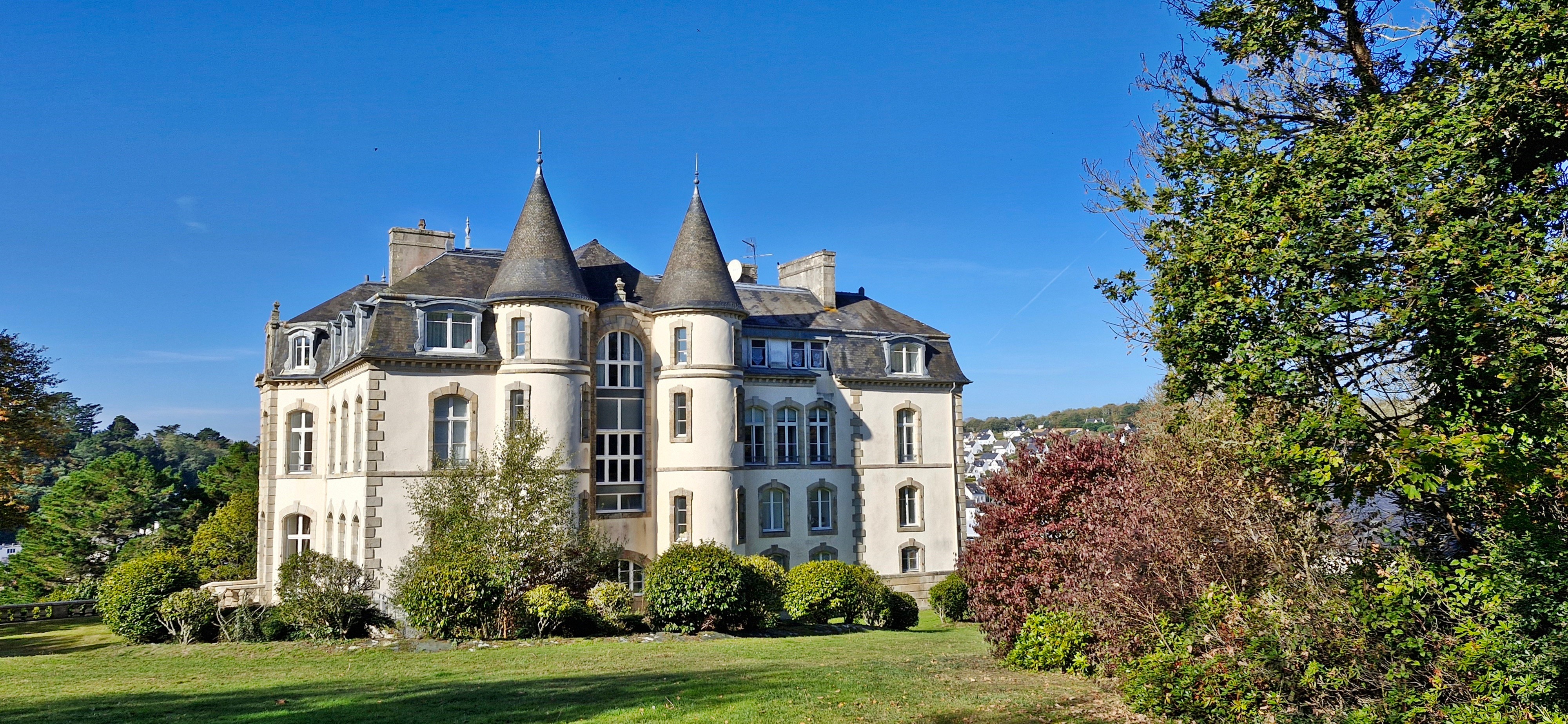 Flat in Locquéran castle