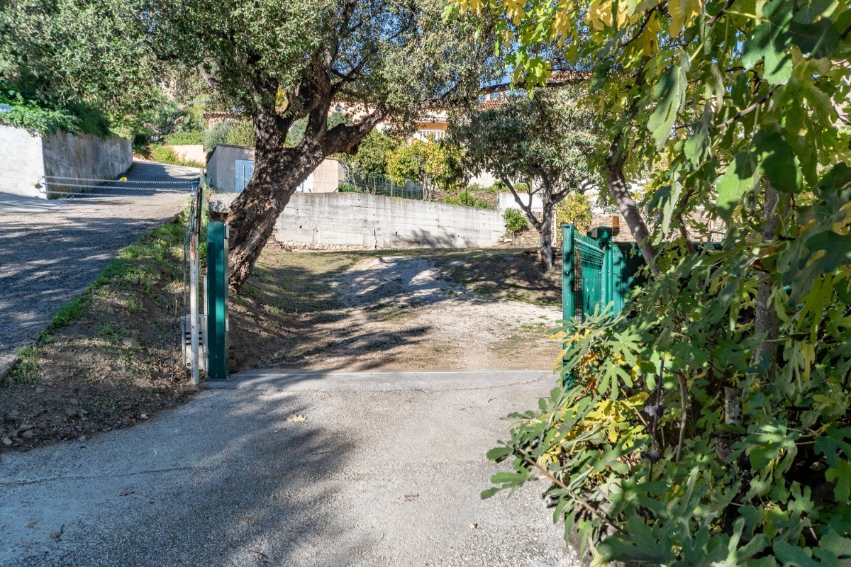 Entrance seen from outside with gate open