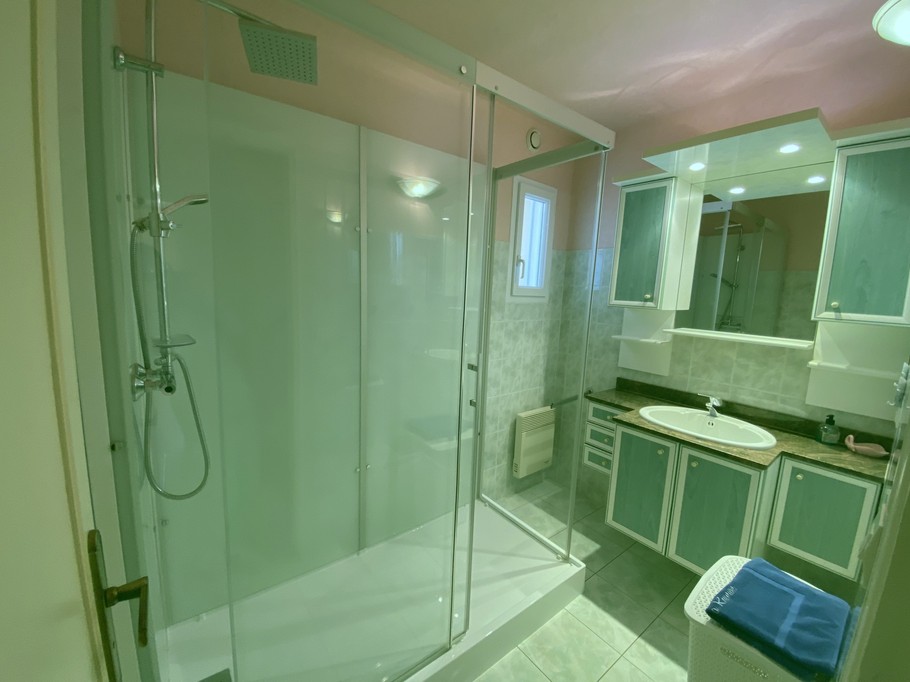 Salle d'eau au RDC, grande douche