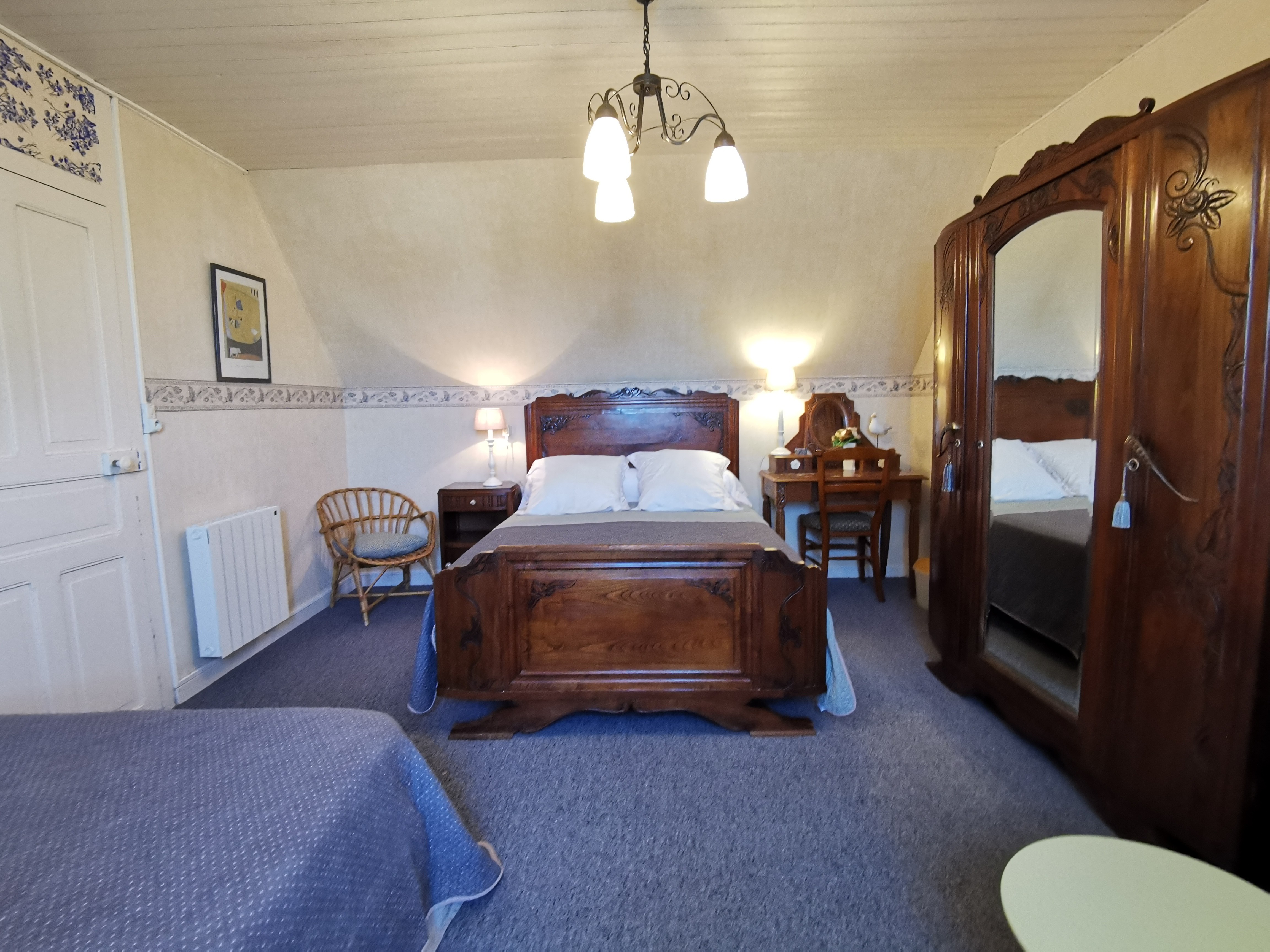 Etage: chambre avec 2 lits 140