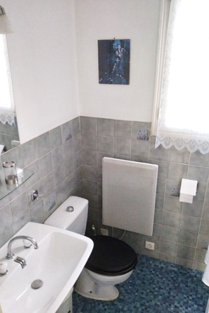 Salle d'eau indépendante au niveau 0 avec douche et WC.