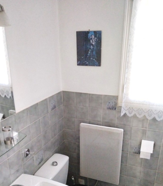 Salle d'eau indépendante au niveau 0 avec douche et WC.