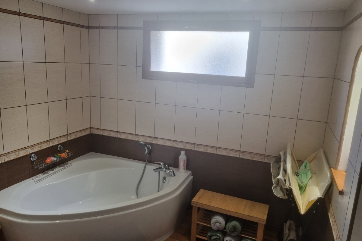 serviettes, gants, bain moussant, shampooing, gel douche sont fournis