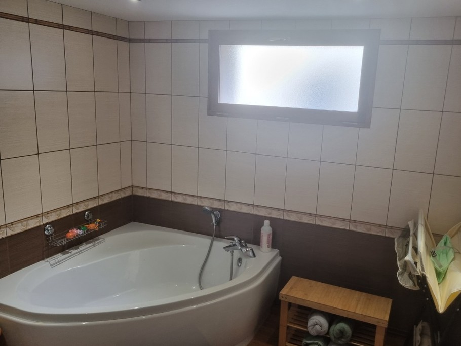 serviettes, gants, bain moussant, shampooing, gel douche sont fournis