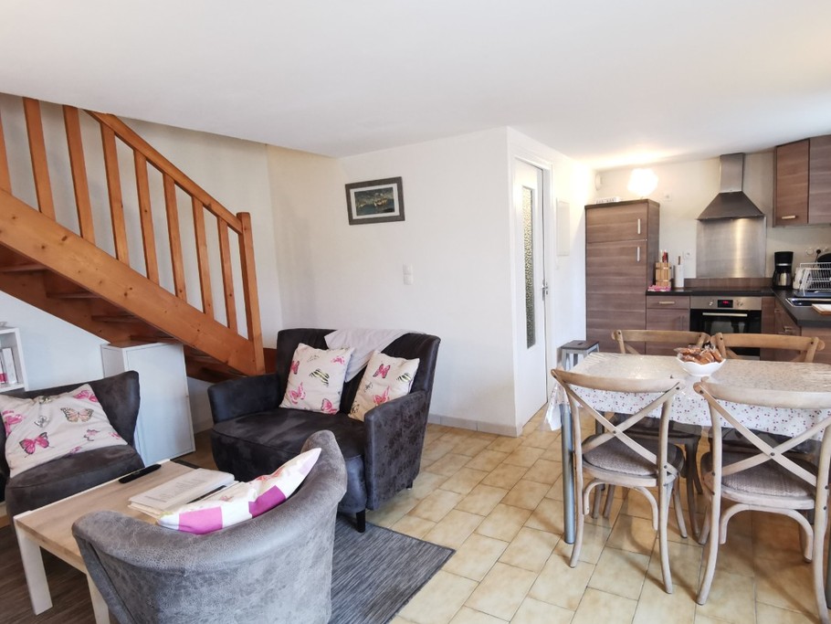 Pièce de vie avec séjour, salon et cuisine équipée aménagée