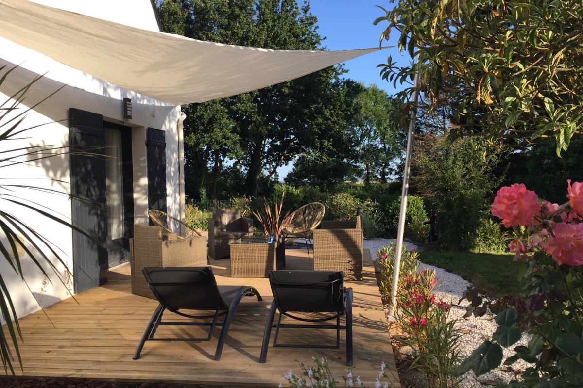 Salon de jardin et transats à l'extérieur