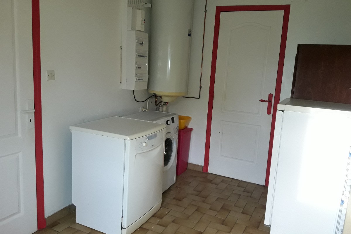 Maison à Lisle sur Tarn cellier avec lave linge, lave vaisselle, congélateur et grand placard