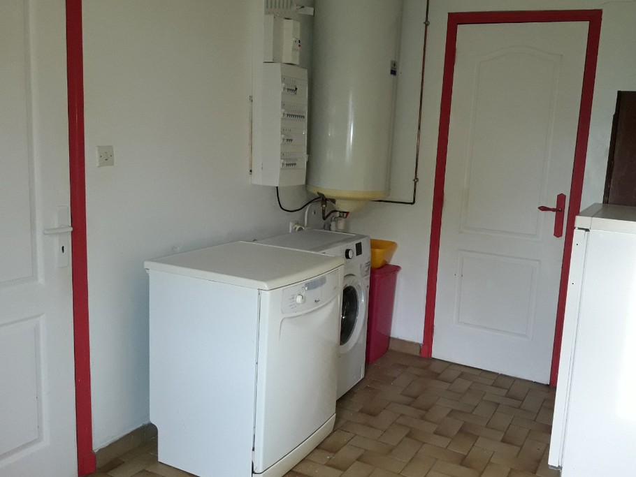 Maison à Lisle sur Tarn cellier avec lave linge, lave vaisselle, congélateur et grand placard