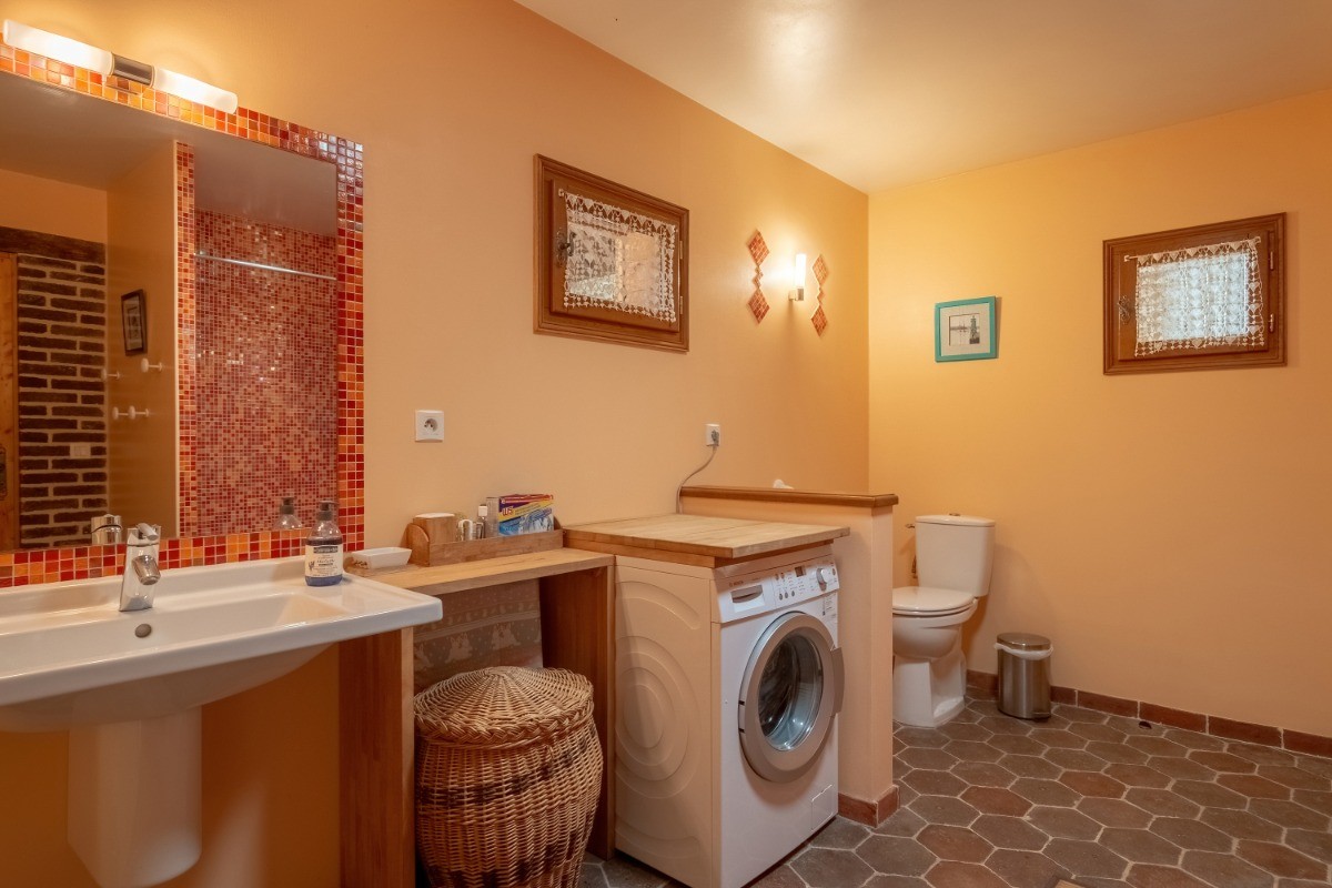La salle de bains-toilettes
